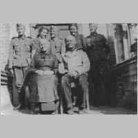 030-0114 Gross Nuhr, Berta und Albert Grashoof, die Toechter Grete und Frieda mit Wehrmachtseinquartierung.jpg